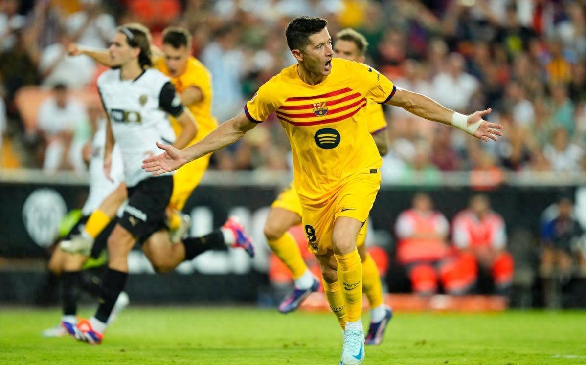 莱万多夫斯基意外战胜西班牙队，刷新纪录引爆全场！