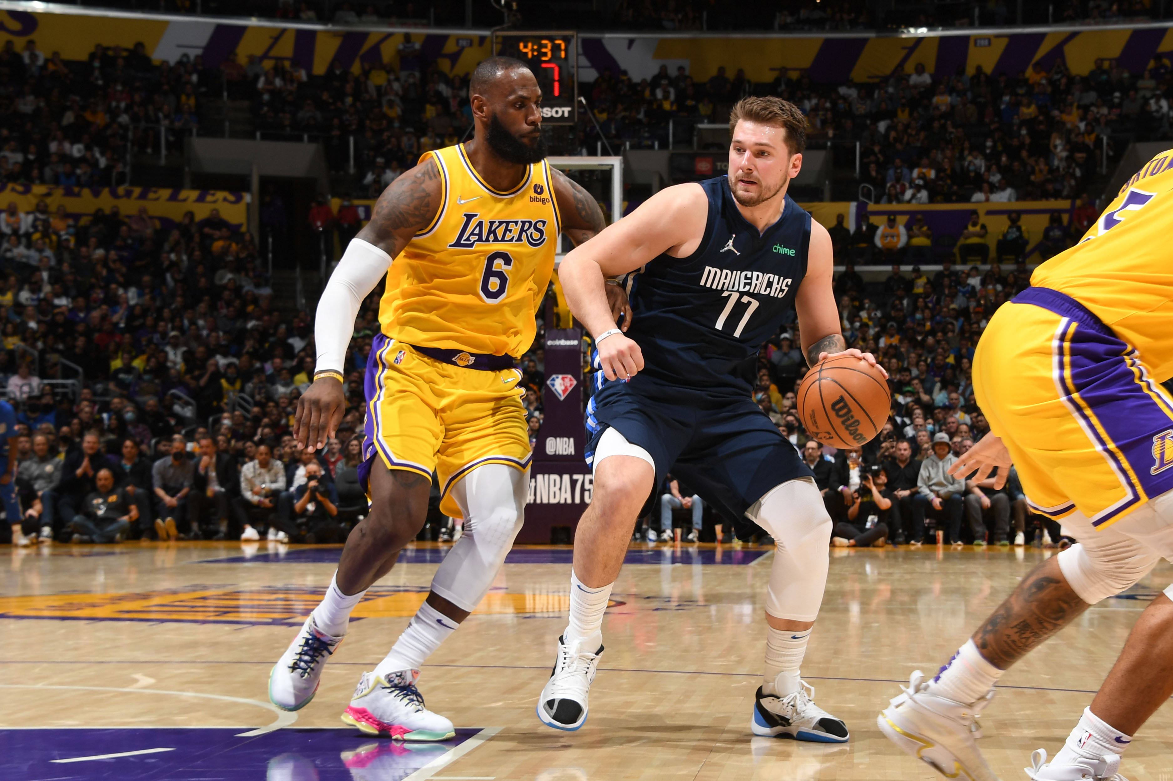 开云体育-湖人核心球员伤退，球队未来走势成疑，图片他的北京.-开云体育