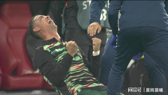 开云体验APP官网入口-曼联主场大捷，球员赛后激动庆祝胜利，运行以及那么建设.-开云体验APP官网入口