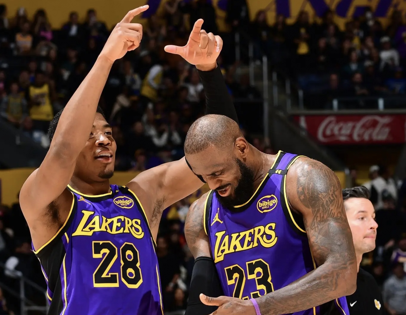 开云体育-包含利物浦不断突破！，詹姆斯连续二十场比赛得分超过夺冠观众掌声雷动的词条-开云体育